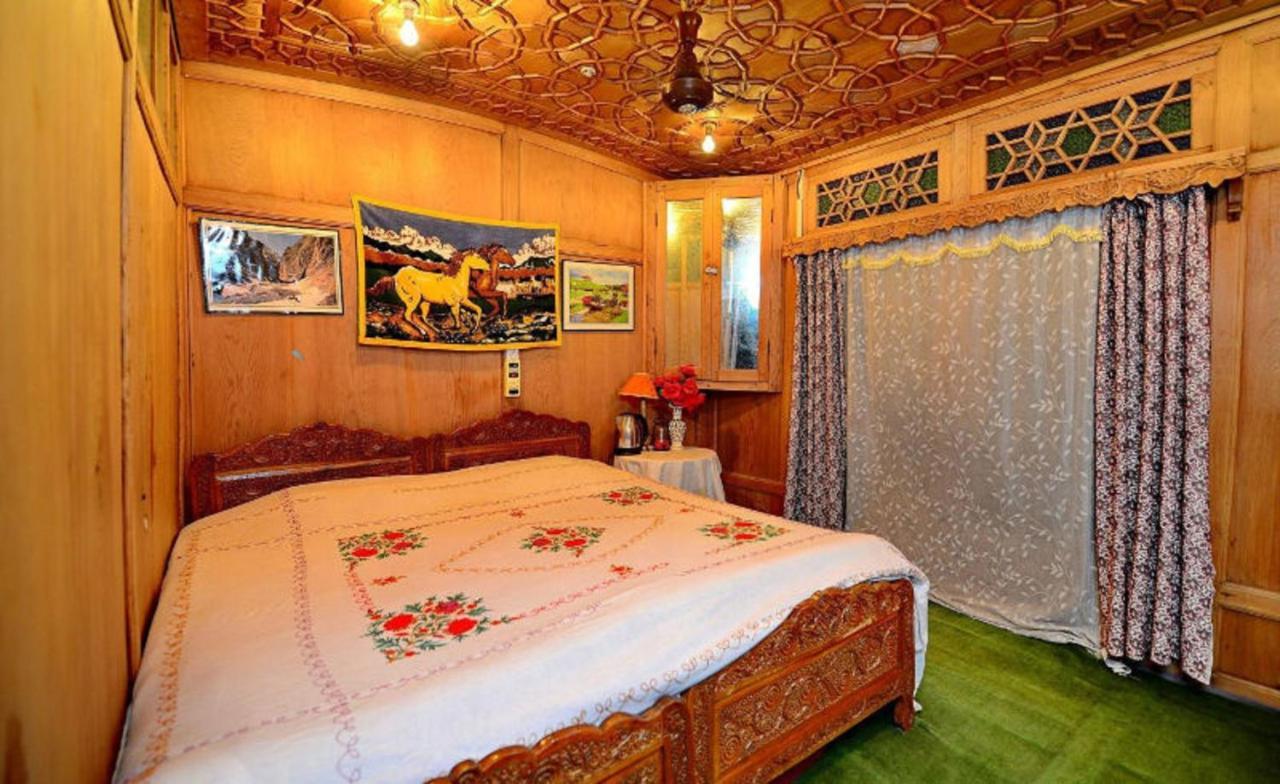 Hotel Umbrella Group Of House Boat Srīnagar Exterior foto